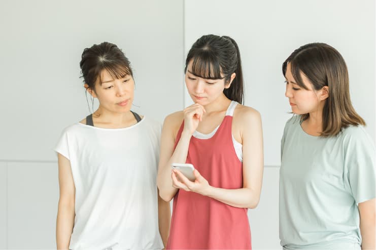 悩む女性 悩む女性